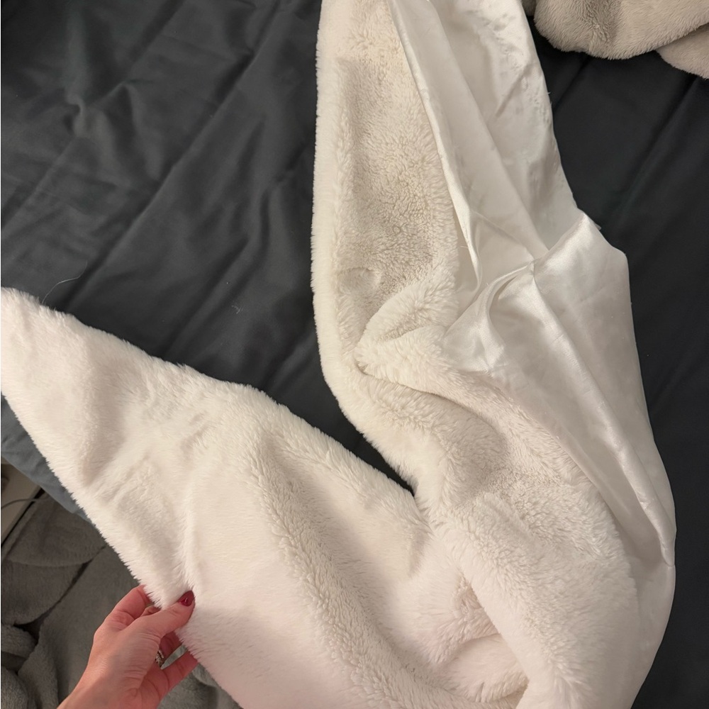 Elegant White Faux Fur Shawl - Picture 2 of 4